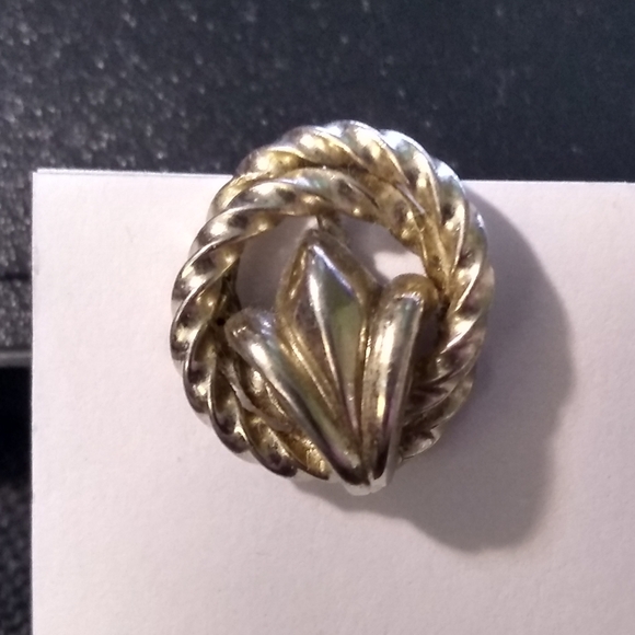 Vintage Pair of Gold Coloured Cora Screw-On Earrings Fleur de Lis Design… - Picture 2 of 5